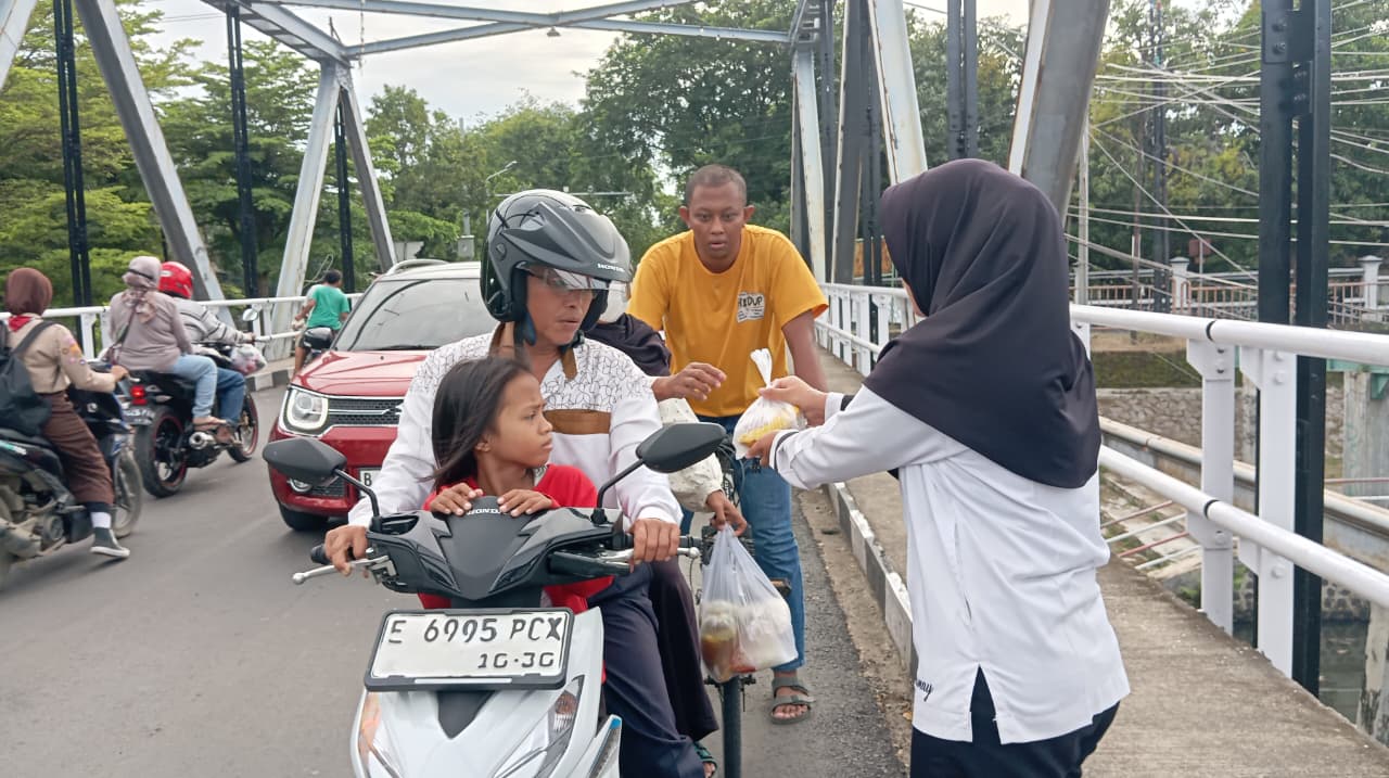 SMKN 2 Indramayu berbagi Takjil bagi pengguna Jalan di Indramayu